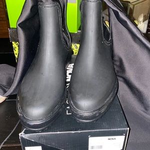 9 WOMENS- WATER RESISTANT KNEE HIGH BOOTS